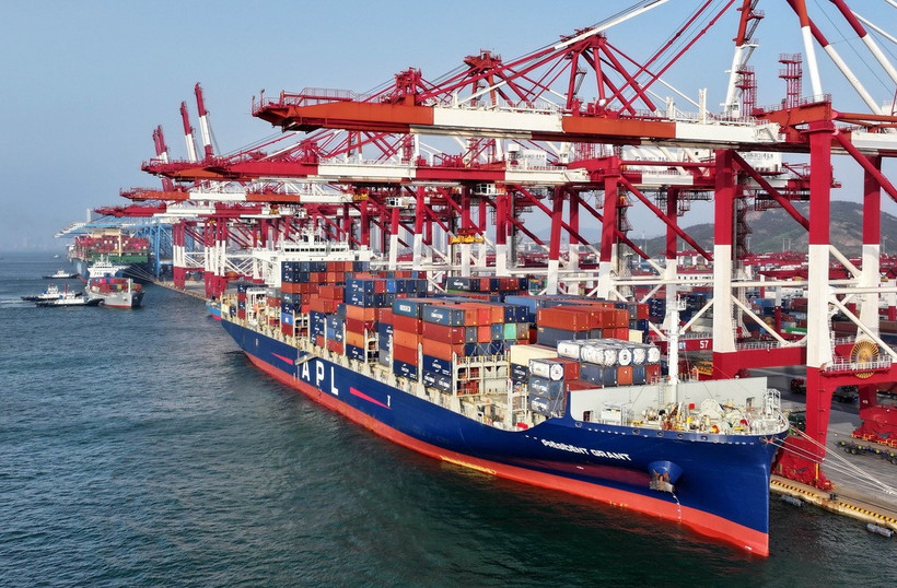 Tàu chở hàng hóa neo tại cảng Thanh Đảo, tỉnh Sơn Đông, Trung Quốc. (Ảnh: THX/TTXVN)