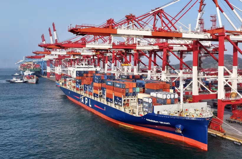 Tàu chở hàng hóa neo tại cảng Thanh Đảo, tỉnh Sơn Đông, Trung Quốc. (Ảnh: THX/TTXVN)