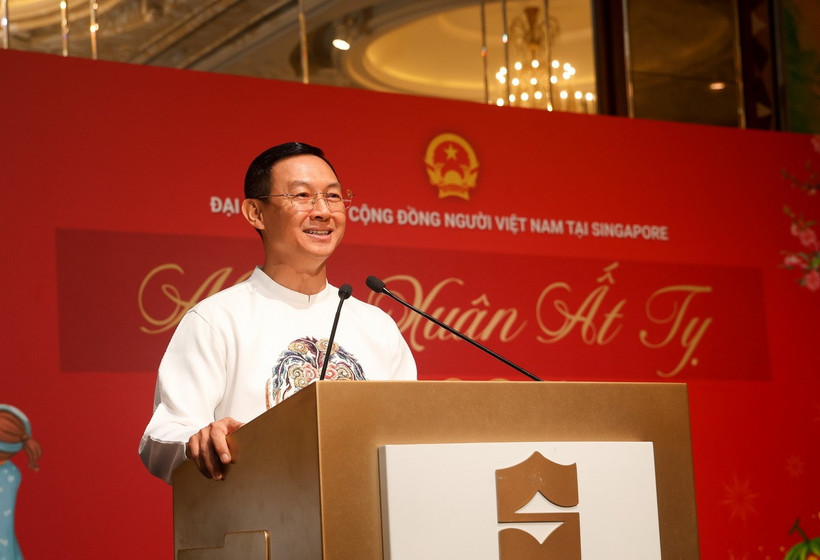Đại sứ Trần Phước Anh phát biểu chúc mừng năm mới bà con Kiều bào tại Singapore. (Ảnh: Lê Dương/TTXVN)