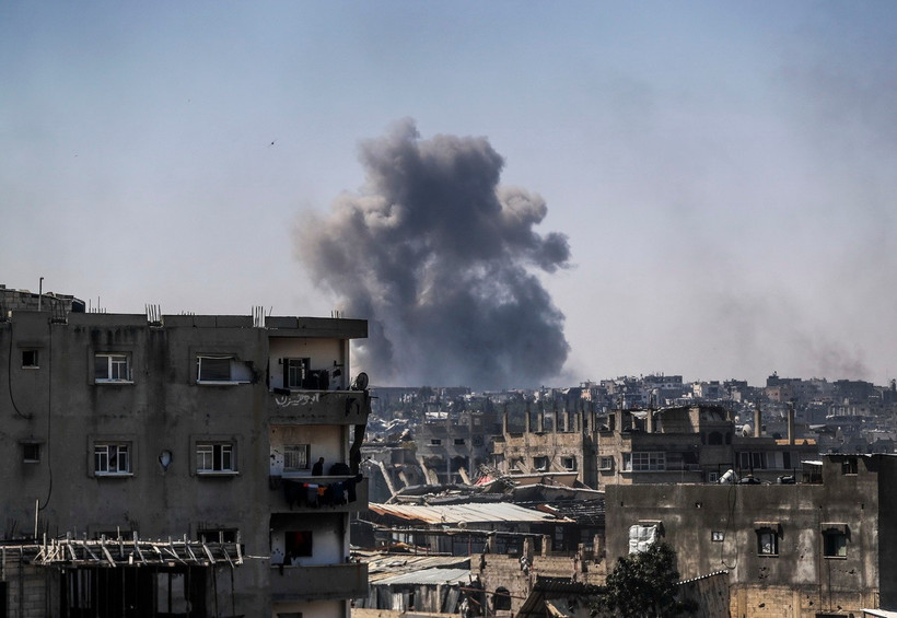 Khói bốc lên sau cuộc không kích của Israel tại Gaza. (Ảnh: THX/TTXVN)