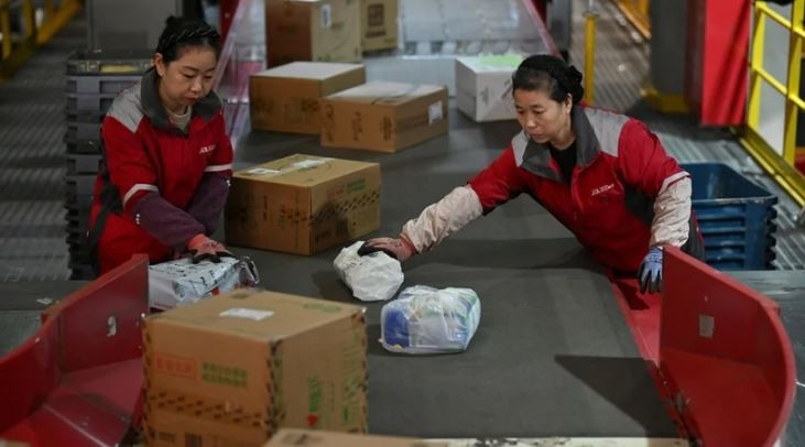 Công nhân Trung Quốc phân loại các gói hàng tại kho của JD trong Ngày độc thân. (Nguồn: RTE)