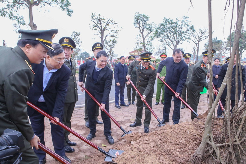 Bộ trưởng Bộ Công an Lương Tam Quang và các đại biểu trồng cây xanh. (Ảnh: Công Luật/TTXVN)