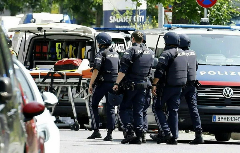 Cảnh sát gác tại hiện trường vụ xả súng trong trường học ở Graz, Áo, ngày 10/6/2025. (Ảnh: FoxNews/TTXVN)