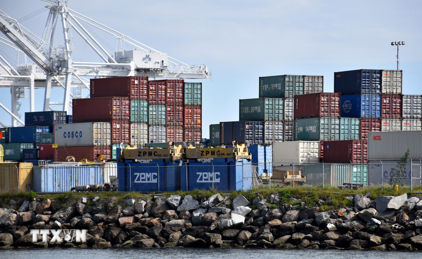 Các container hàng hóa Trung Quốc tại cảng Long Beach, bang California, Mỹ. (Ảnh: THX/TTXVN)