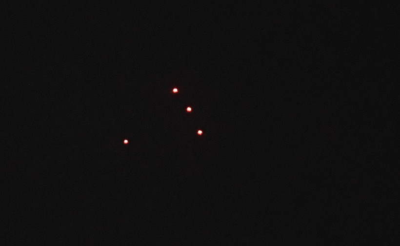 Các vệt sáng của tên lửa trên bầu trời Tehran, Iran, ngày 14/6/2025. (Ảnh: THX/TTXVN)