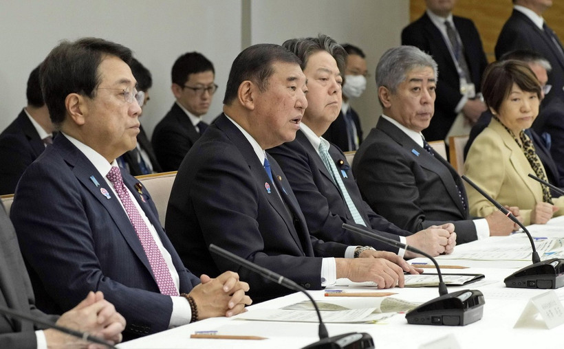 Thủ tướng Nhật Bản Shigeru Ishiba (thứ 2, trái) và Bộ trưởng Tái thiết Kinh tế Nhật Bản Ryosei Akazawa (trái) tại cuộc họp ở Tokyo ngày 11/4/2025. (Ảnh: Kyodo/TTXVN)