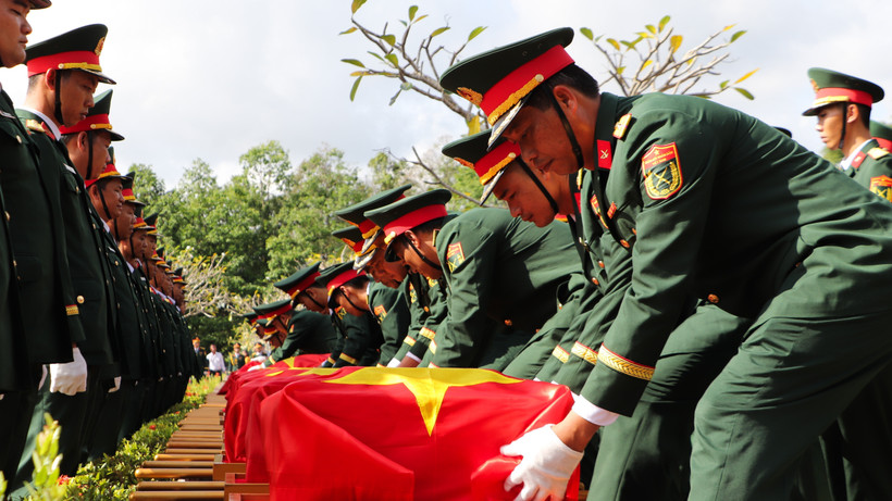 Đội tiêu binh thực hiện nghi thức an táng liệt sỹ. (Ảnh: Hồng Thái/TTXVN)