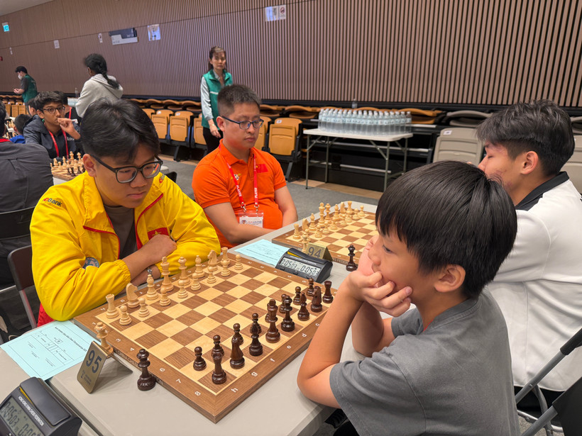 Kỳ thủ Võ Hoàng Quân (áo vàng) thi đấu tại Giải vô địch cờ vua nghiệp dư châu Á ở Hong Kong. (Ảnh: Mạc Luyện/TTXVN)