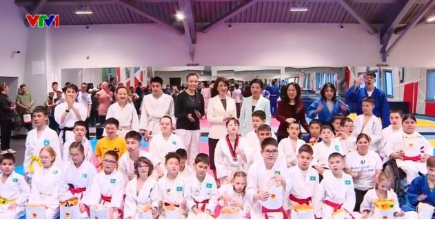Phu nhân Tổng Bí thư Tô Lâm thăm nơi đào tạo các vận động khuyết tật ở Kazakhstan. (Nguồn: VTV)