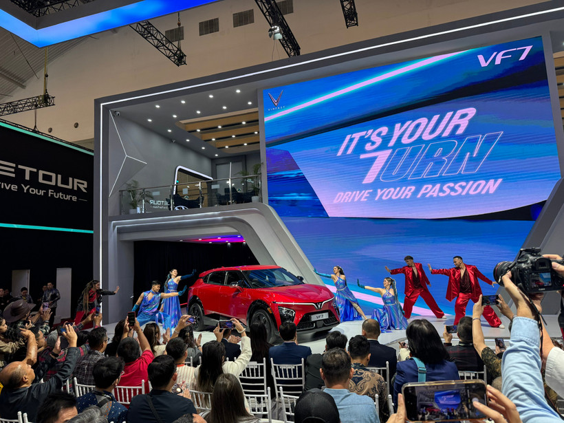 Mẫu xe VF 7 của VinFast xuất hiện trên sân khấu tại sự kiện. (Ảnh: Đỗ Quyên/Vietnam+)