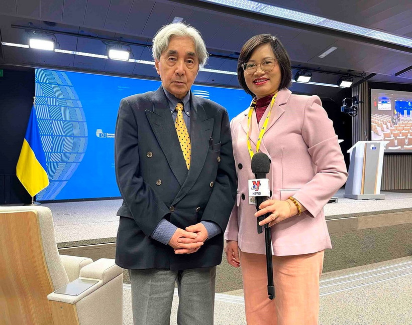 Nhà báo Nagayo Taniguchi và phóng viên TTXVN tại trụ sở Hội đồng châu Âu ở Brussels (Bỉ). (Ảnh: TTXVN phát)