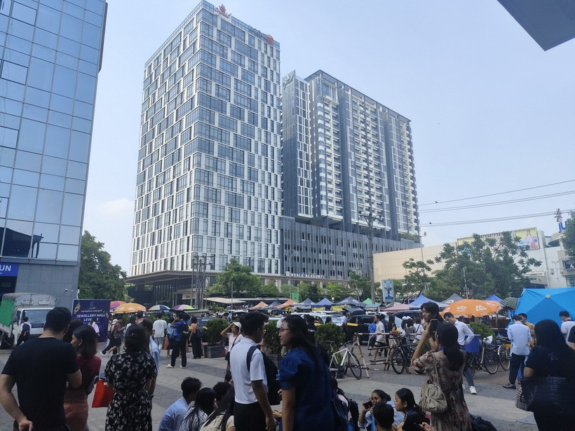 Người dân sơ tán ra bên ngoài các tòa nhà sau trận động đất tại Yangon, Myanmar, ngày 28/3/2025. (Ảnh: THX/TTXVN)