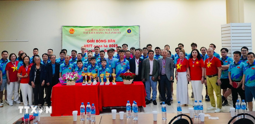 Các vận động viên chụp ảnh cùng Ban tổ chức và khách mời. (Ảnh: Tâm Hằng/TTXVN)