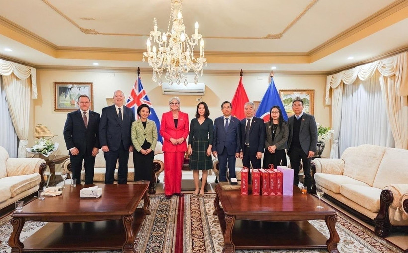 Toàn quyền Sam Mostyn (thứ 4, từ trái sang) và các quan chức Australia chụp ảnh lưu niệm cùng Đại sứ Việt Nam tại Australia Phạm Hùng Tâm (thứ 4, từ phải sang) và các trưởng đại diện cơ quan ngoại giao Việt Nam tại Australia. (Ảnh: TTXVN phát)