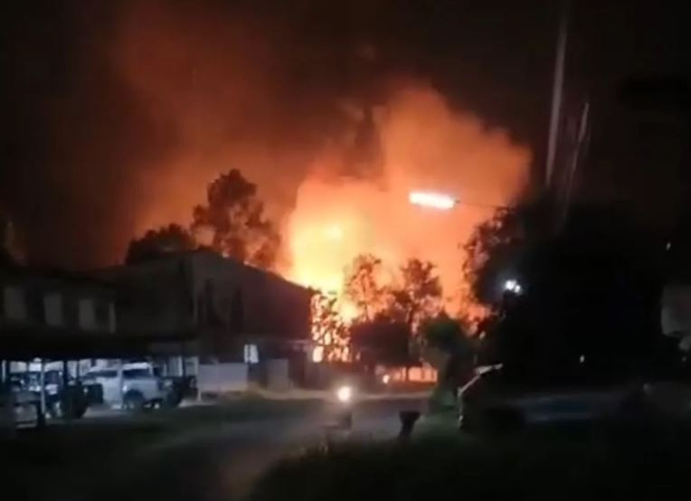 Ngọn lửa bùng phát dữ dội tại kho vũ khí. (Nguồn: Ảnh chụp màn hình từ trang Facebook của Phòng Quan hệ Công chúng tỉnh Surin)