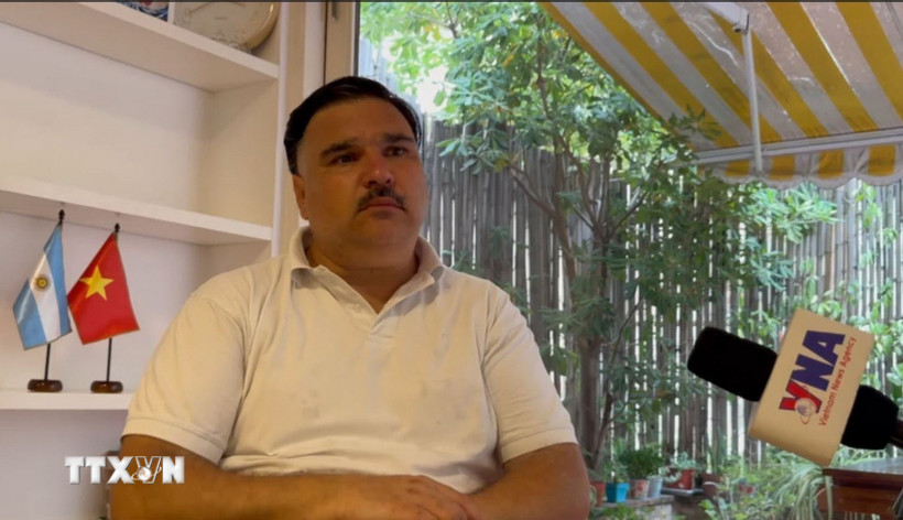 Giáo sư Ezequiel Ramoneda, điều phối viên Trung tâm Nghiên cứu Đông Nam Á (CESEA) của Argentina, trả lời phỏng vấn phóng viên TTXVN tại Buenos Aires. (Ảnh: Diệu Hương/TTXVN)