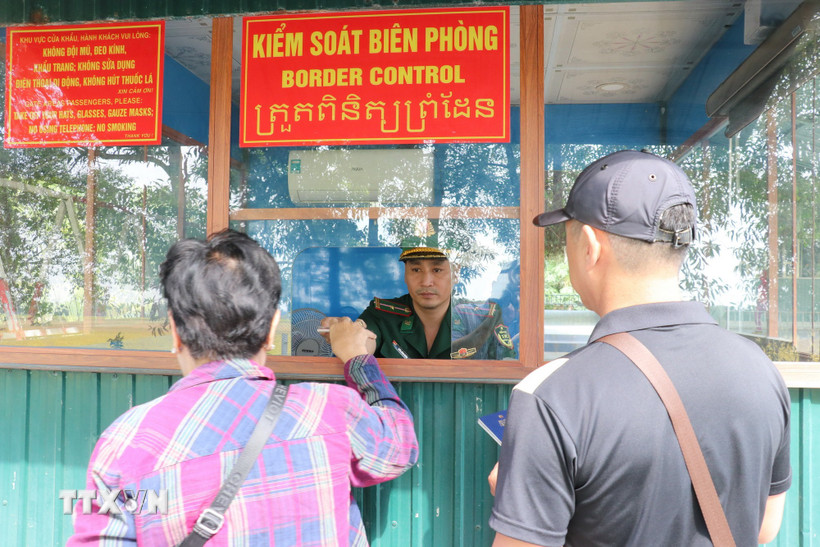 Kiểm tra người xuất nhập cảnh tại Cửa khẩu Mỹ Quý Tây (xã Mỹ Quý, tỉnh Tây Ninh). (Ảnh: Bùi Giang/TTXVN)