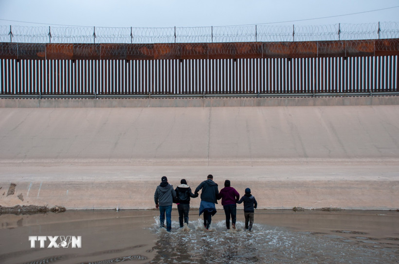 Người di cư vượt sông Rio Bravo ở biên giới Mỹ-Mexico. (Nguồn: THX/TTXVN)