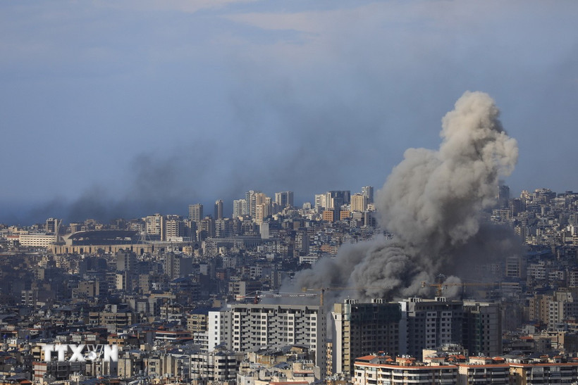 Khói bốc lên sau các cuộc không kích của Israel xuống ngoại ô thủ đô Beirut, Liban ngày 21/11/2024. (Ảnh: THX/TTXVN)