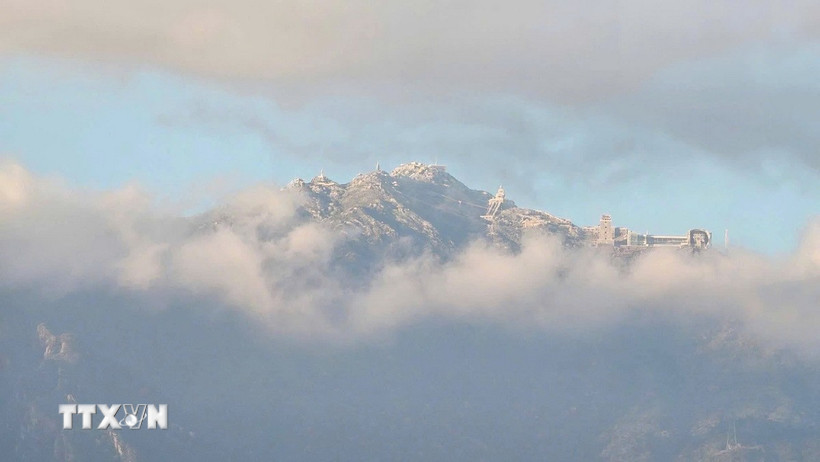 Băng tuyết phủ trắng đỉnh núi tạo nên phong cảnh kỳ thú. (Nguồn: TTXVN phát)