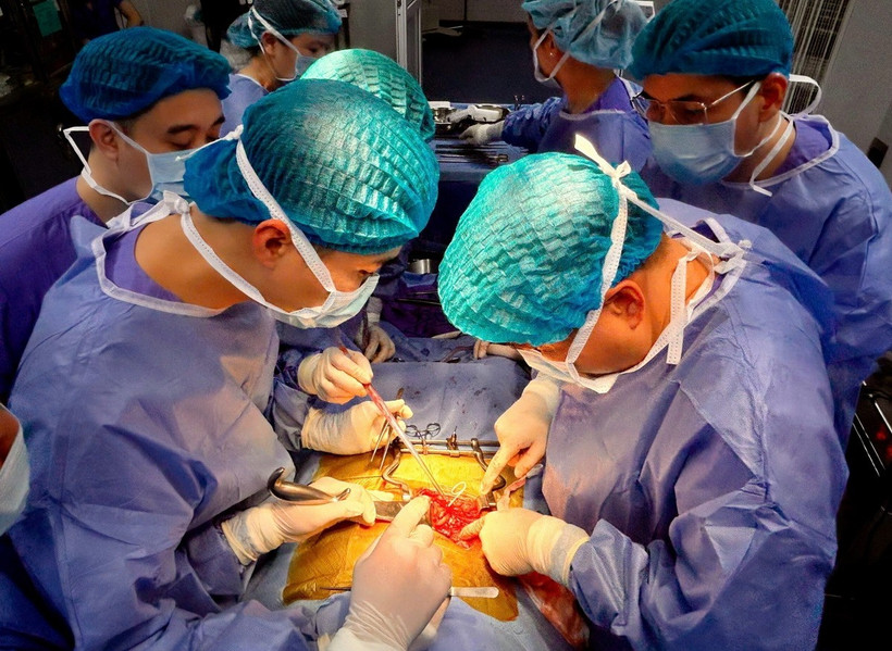 Êkíp thực hiện ca ghép thận cho bệnh nhân tại Bệnh viện Đa khoa tỉnh Quảng Ninh. (Ảnh: TTXVN phát)