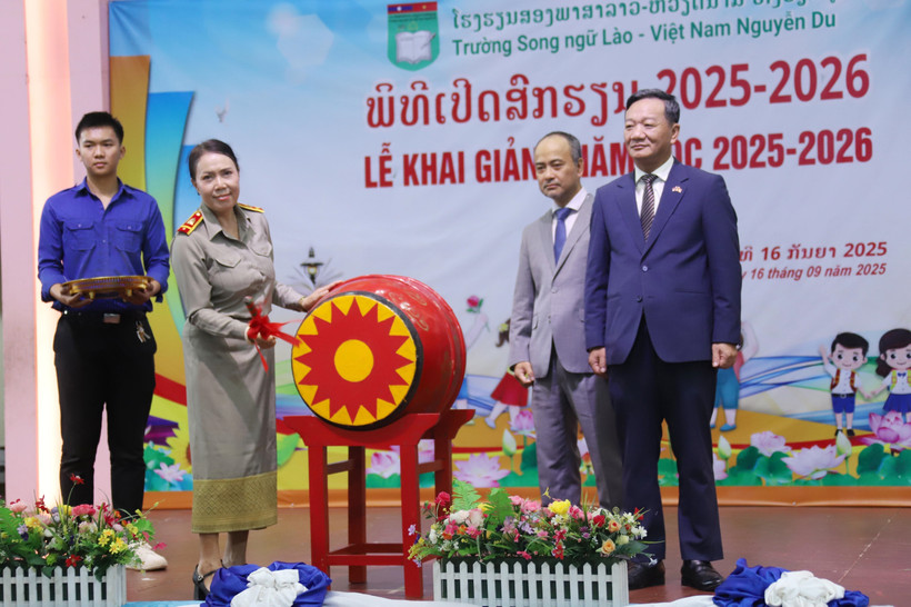Hiệu trưởng Trường song ngữ Lào-Việt Nam Nguyễn Du Nguyễn Thị Thanh Hương đánh trống khai giảng năm học mới 2025-2026. (Ảnh: Xuân Tú/TTXVN)