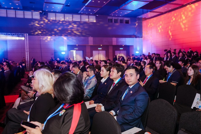 Đoàn lãnh đạo Meey Group lắng nghe, chia sẻ tại một phiên thảo luận ABIS 2025. (Nguồn: Meey Group)