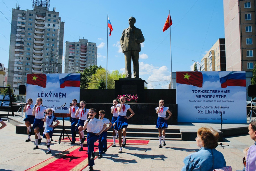 Biểu diễn văn nghệ kỷ niệm 135 năm ngày sinh Hồ Chủ tịch tại thành phố Ulyanovsk. (Ảnh: TTXVN phát)