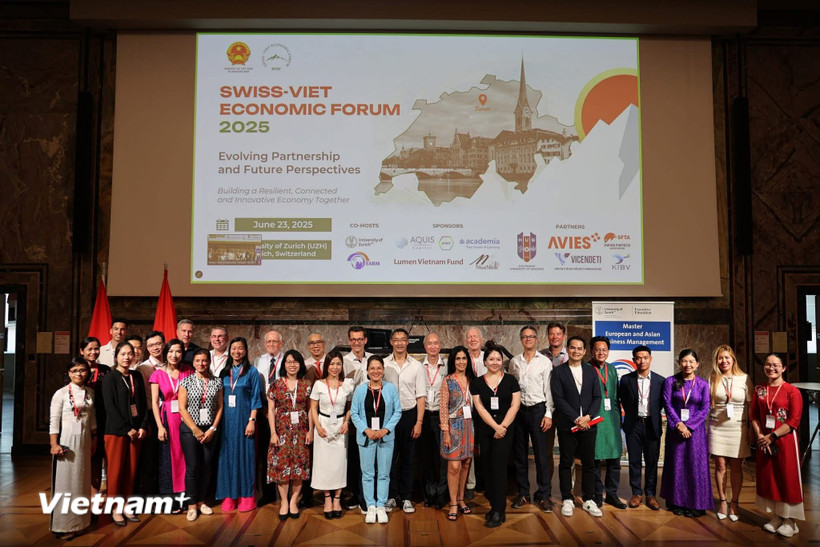 Các nữ trí thức Việt tham gia hoạt động ở Zurich. (Ảnh: Anh Hiển/TTXVN)