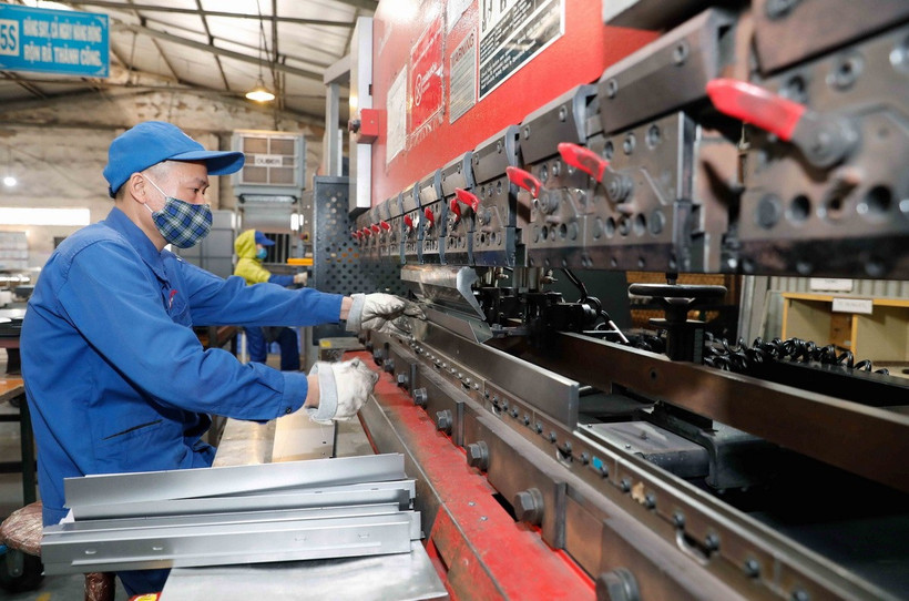 Hoạt động tại xưởng đột dập của Công ty Cổ phần Xuân Hòa, thành phố Phúc Yên, tỉnh Vĩnh Phúc. (Ảnh: Trần Việt/TTXVN)