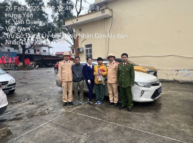 Cháu bé được gia đình đón về. (Nguồn: Báo Công an nhân dân)x