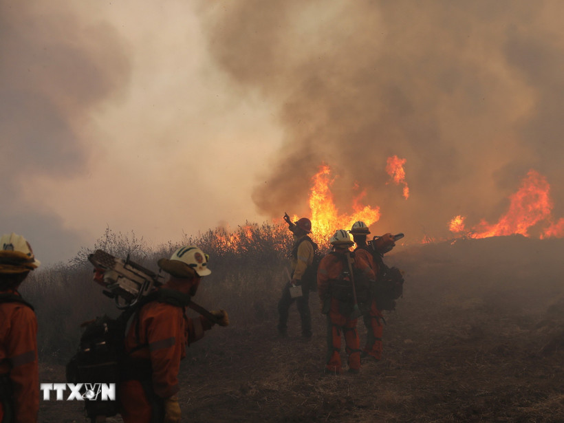 Khói lửa bốc lên từ đám cháy rừng tại California, Mỹ. (Nguồn: THX/TTXVN)