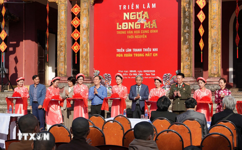 Các đại biểu cắt băng khai mạc triển lãm. (Ảnh: Nguyên Lý/TTXVN)