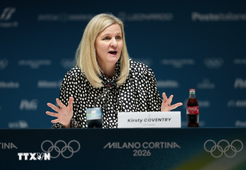 Chủ tịch IOC Kirsty Coventry phát biểu tại cuộc họp báo ở Milan, Italy, ngày 4/2/2026. (Nguồn: THX/TTXVN)