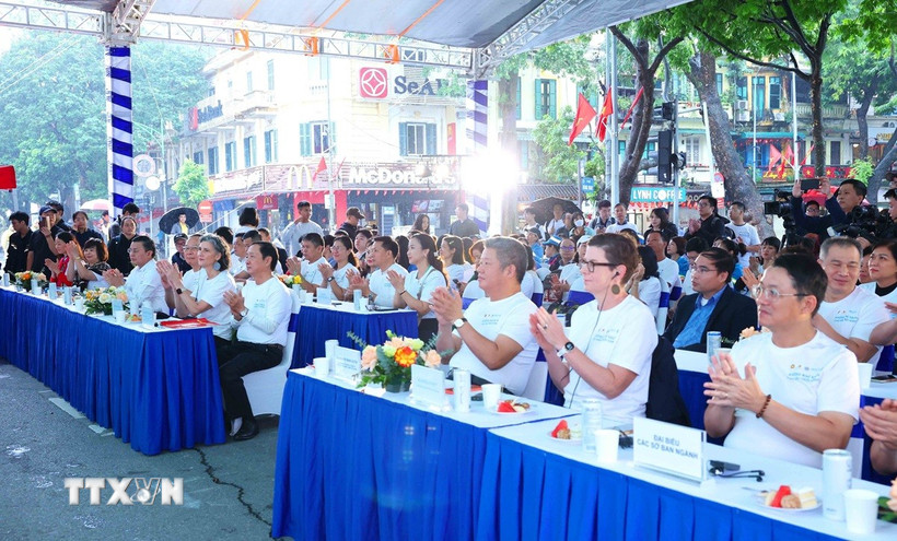 Sáng 1/11/2025, tại Hà Nội, Ban Tuyên giáo và Dân vận Trung ương phối hợp với Bộ Nông nghiệp và Môi trường, Ủy ban Nhân dân thành phố Hà Nội, Chương trình Phát triển Liên hợp quốc (UNDP) tại Việt Nam, Tổ chức Y tế Thế giới (WHO) tại Việt Nam tổ chức Sự kiện “Không khí sạch cho bầu trời xanh” nhằm phát triển phong trào Chung tay cải thiện và nâng cao chất lượng không khí tại Việt Nam. (Ảnh: Phương Hoa/TTXVN)