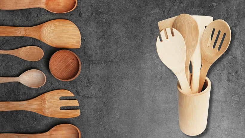 Một số người cho rằng thìa gỗ là dụng cụ nhà bếp lý tưởng vì chúng không làm hỏng chảo, không dẫn nhiệt và không gây phản ứng với các nguyên liệu trong món ăn. (Nguồn: Vietnam+)