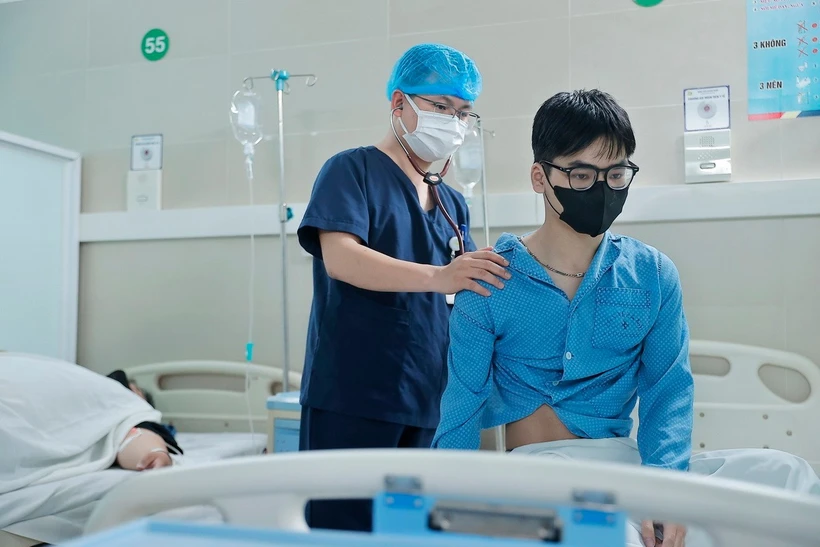 Bác sỹ khám cho bệnh nhân COVID-19. (Ảnh: Minh Quyết/TTXVN)