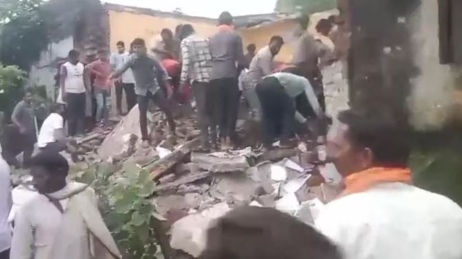 Hàng trăm người tập trung xung quanh công trình bị sập. (Nguồn: India Today)