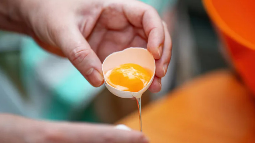 Trứng vừa lấy ra khỏi tủ lạnh sẽ có lòng đỏ cứng cáp hơn, giảm nguy cơ vỡ lòng. (Nguồn: Shutterstock)