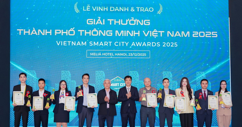 Ông Nguyễn Đức Tài, Giám đốc Tài chính Meey Group (thứ 2 từ phải sang), đại diện lên nhận Giải thưởng Công nghệ cho đô thị thông minh 2025. (Nguồn: Vietnam+)