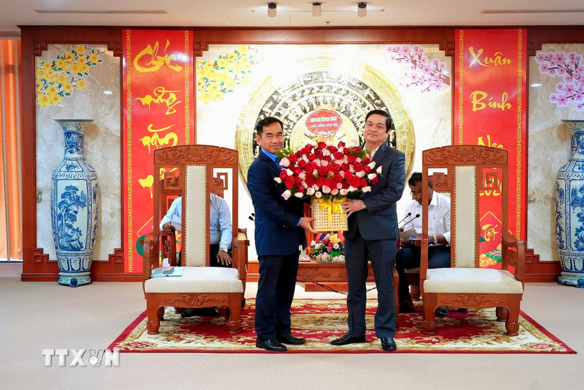 Phó Tỉnh trưởng tỉnh Preah Sihanouk Em Pheap gửi thư chúc mừng năm mới đến Phó Chủ tịch Ủy ban Nhân dân tỉnh Cà Mau Huỳnh Chí Nguyện, thể hiện tình hữu nghị, hợp tác giữa hai địa phương. (Ảnh: Chanh Đa/TTXVN)