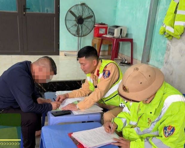 Cảnh sát lập biên bản xử phạt người vi phạm. (Nguồn: Báo Công an nhân dân)