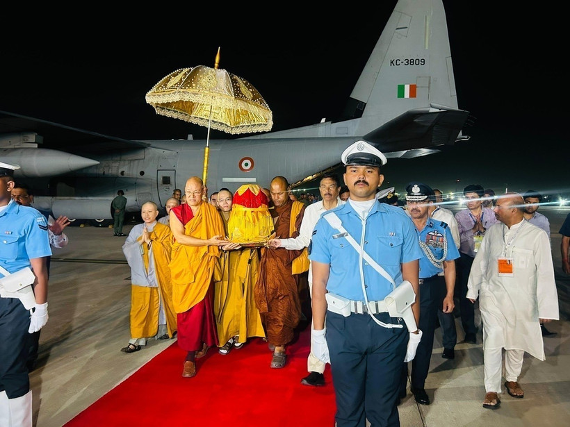 Xá lợi thiêng liêng của Đức Phật đã chính thức trở về New Delhi, kết thúc hành trình tâm linh kéo dài tròn 1 tháng tại Việt Nam. (Ảnh: Quang Trung/TTXVN)