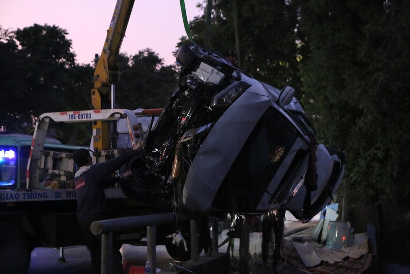 Lực lượng chức năng tổ chức trục vớt chiếc xe gặp tai nạn. (Ảnh: Công Luật/TTXVN)