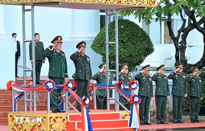 Thượng tướng Vongsone Inpanphim, Bí thư Trung ương Đảng, Thứ trưởng Bộ Quốc phòng, Chủ nhiệm Tổng cục Chính trị Quân đội Nhân dân Lào chủ trì Lễ đón chính thức Đại tướng Nguyễn Trọng Nghĩa, Ủy viên Bộ Chính trị, Bí thư Trung ương Đảng, Ủy viên Thường vụ Quân ủy Trung ương, Chủ nhiệm Tổng cục Chính trị Quân đội Nhân dân Việt Nam. (Ảnh: Xuân Tú/TTXVN)