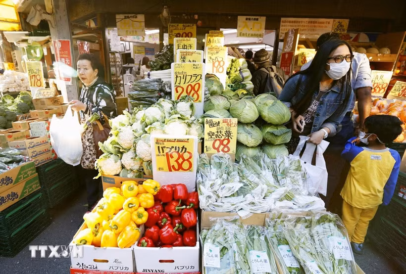 Người dân mua sắm tại siêu thị ở Tokyo, Nhật Bản. (Ảnh minh họa: Kyodo/TTXVN)