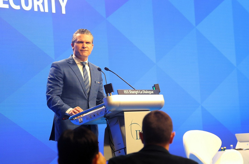 Bộ trưởng Quốc Phòng Mỹ Pete Hegseth phát biểu tại sự kiện. (Ảnh: Tất Đạt/TTXVN)