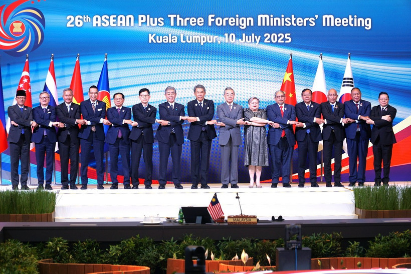 Phó Thủ tướng, Bộ trưởng Ngoại giao Bùi Thanh Sơn (thứ năm từ trái sang) chụp ảnh với các Bộ trưởng ASEAN tại Hội nghị Bộ trưởng Ngoại giao ASEAN +3. (Ảnh: Hằng Linh/TTXVN)