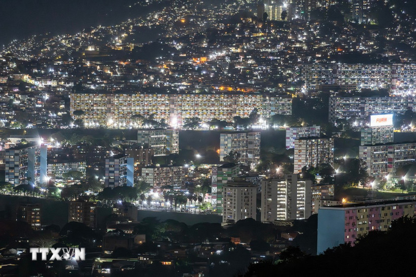 Quang cảnh thủ đô Caracas, Venezuela tối 8/12/2025. (Nguồn: THX/TTXVN)
