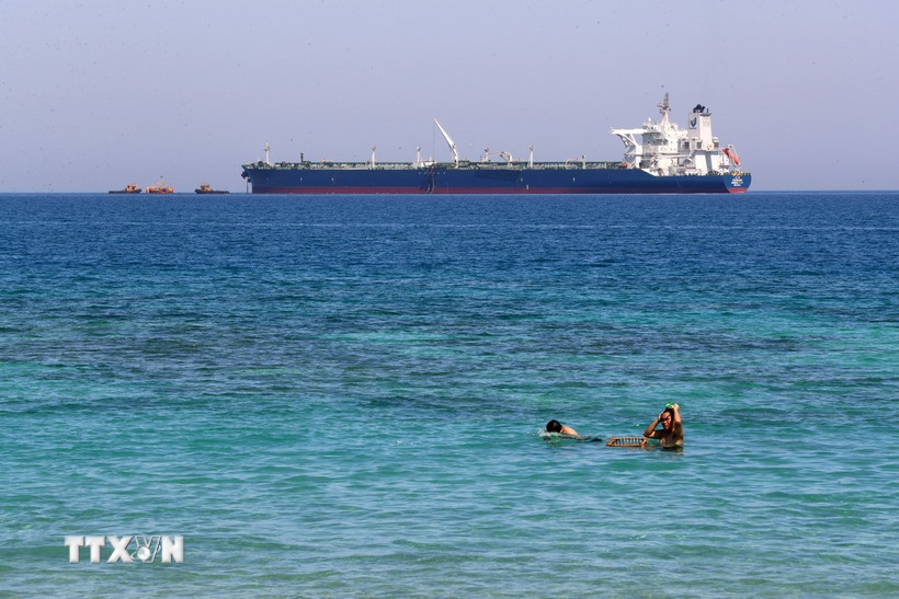 Con tàu di chuyển qua Vịnh Suez, Ai Cập. (Nguồn: THX/TTXVN)